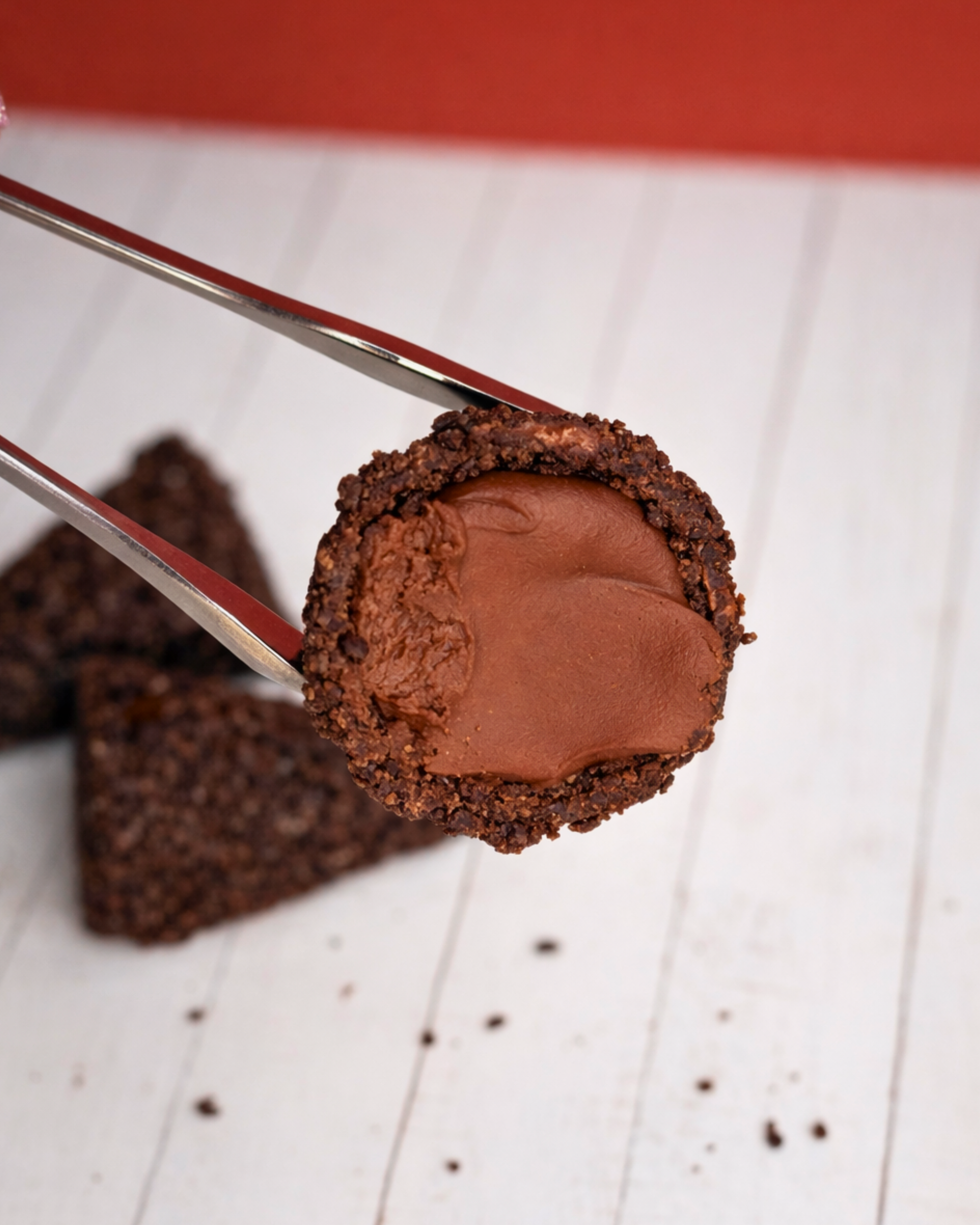 Medri Trottole Chocolate, round chocolate candies with a glossy finish, arranged in a pyramid shape on a white surface.