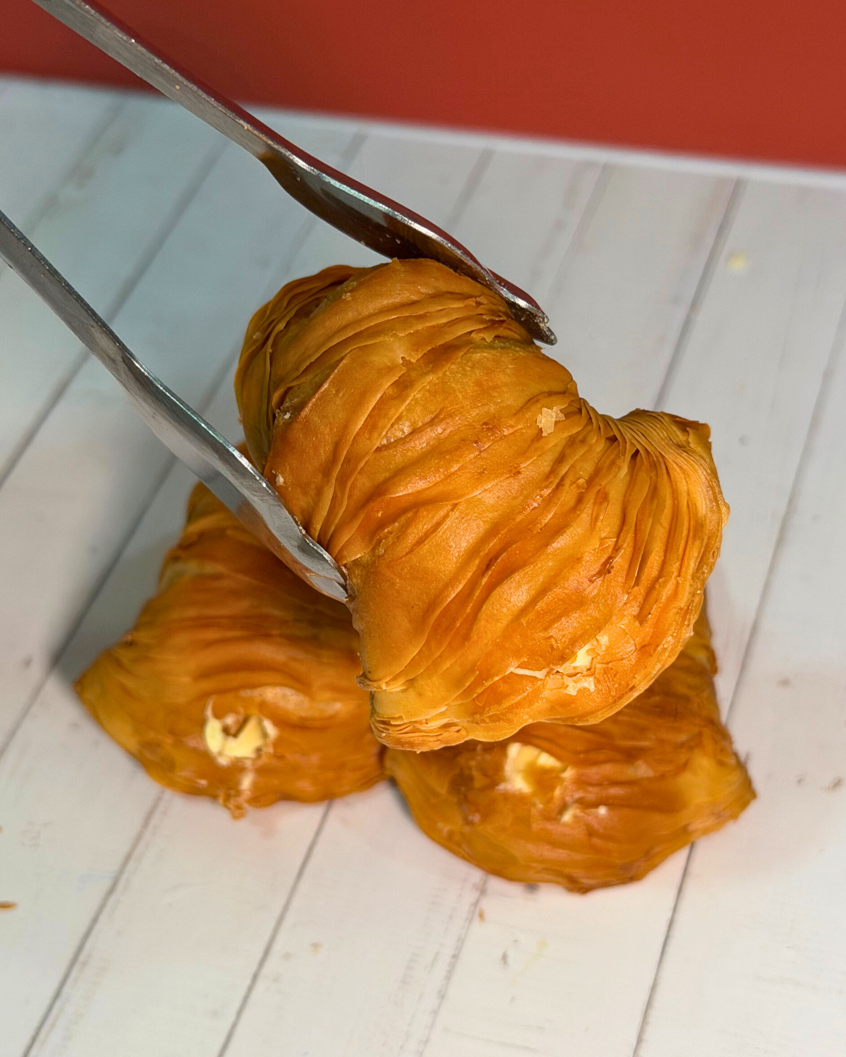 Medri Sfogliatella de Limón pastry with golden crispy layers and lemon filling on a white plate.