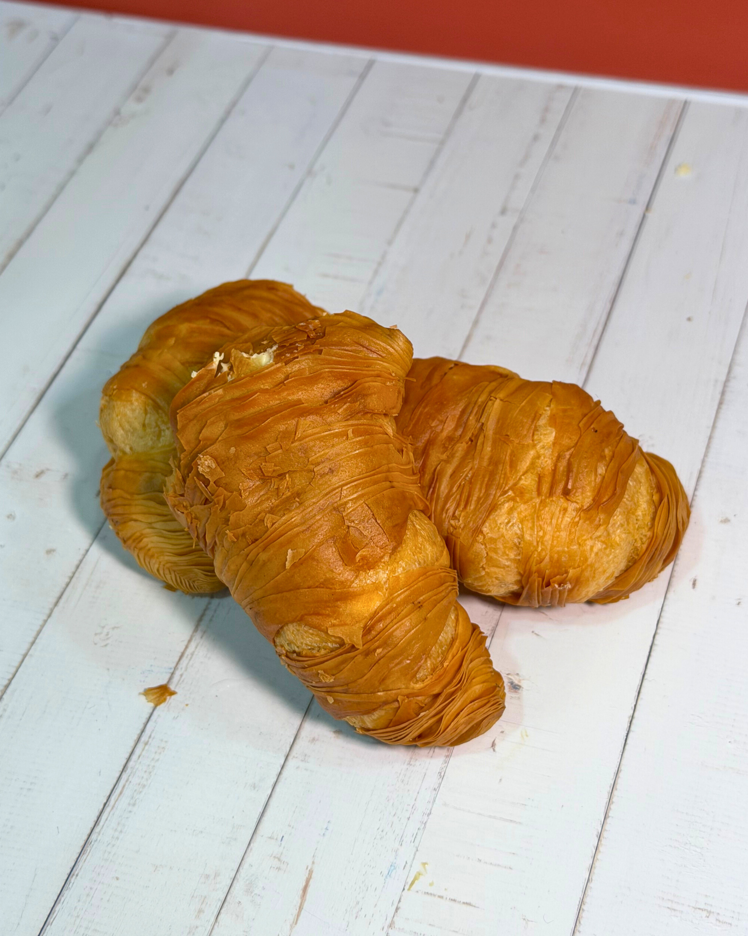 Medri Sfogliatella de Limón pastry with crispy shell and lemon filling, showcasing a golden, flaky Italian dessert.