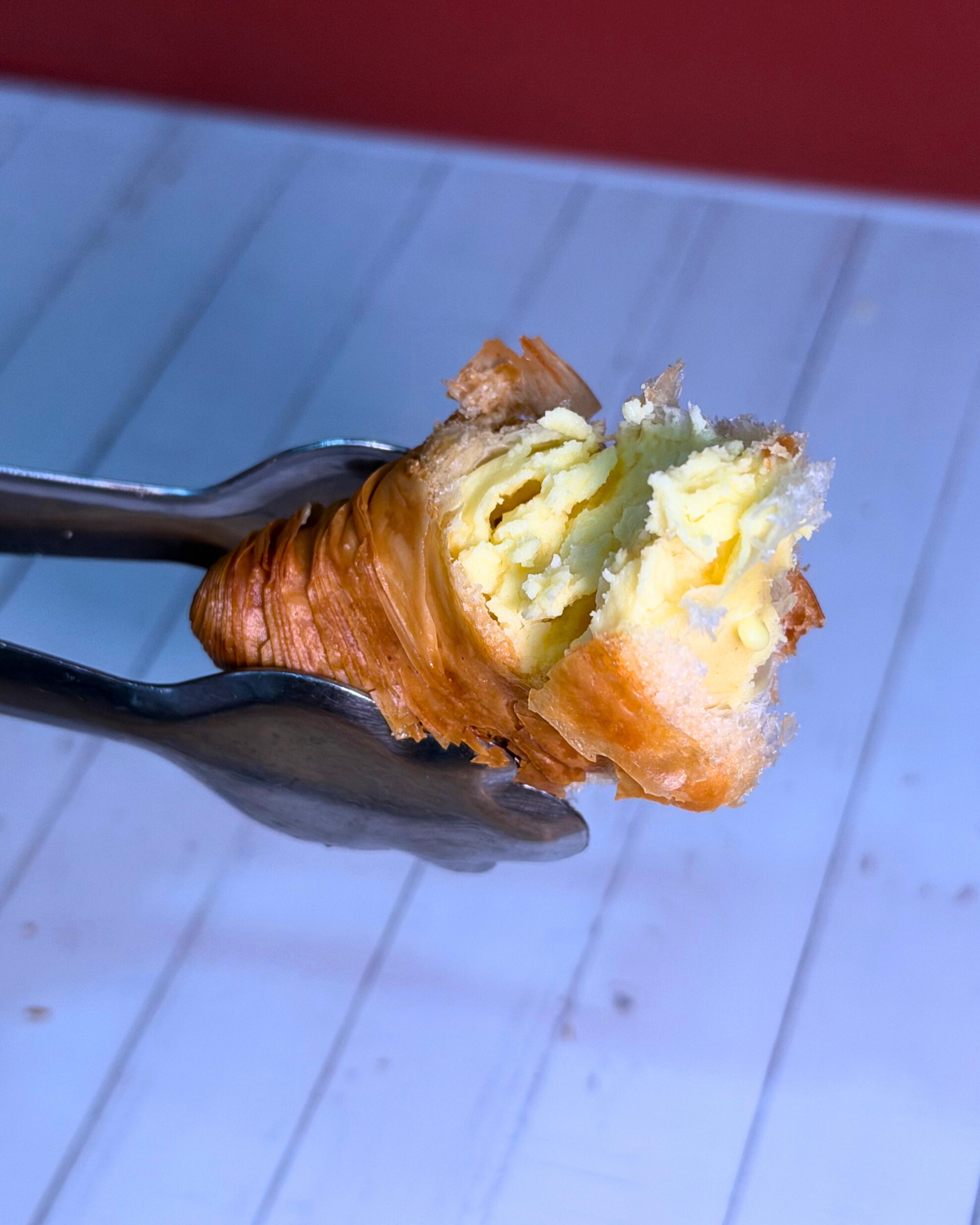 Medri Sfogliatella de Limón pastry with crispy layers and lemon filling, displayed on a white plate.