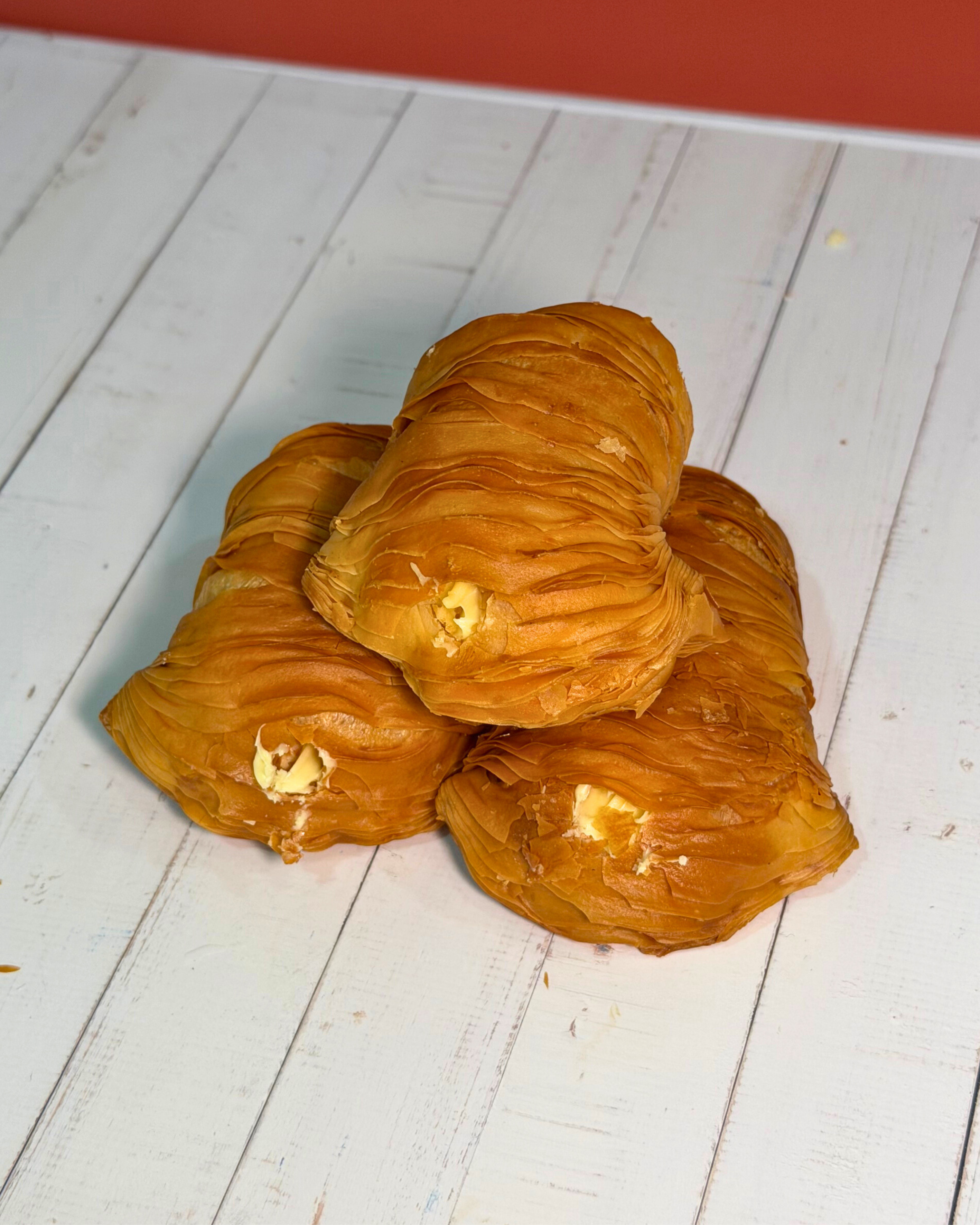 Golden sfogliatella de limón pastry by Medri with a crispy, layered exterior and lemon filling visible inside.
