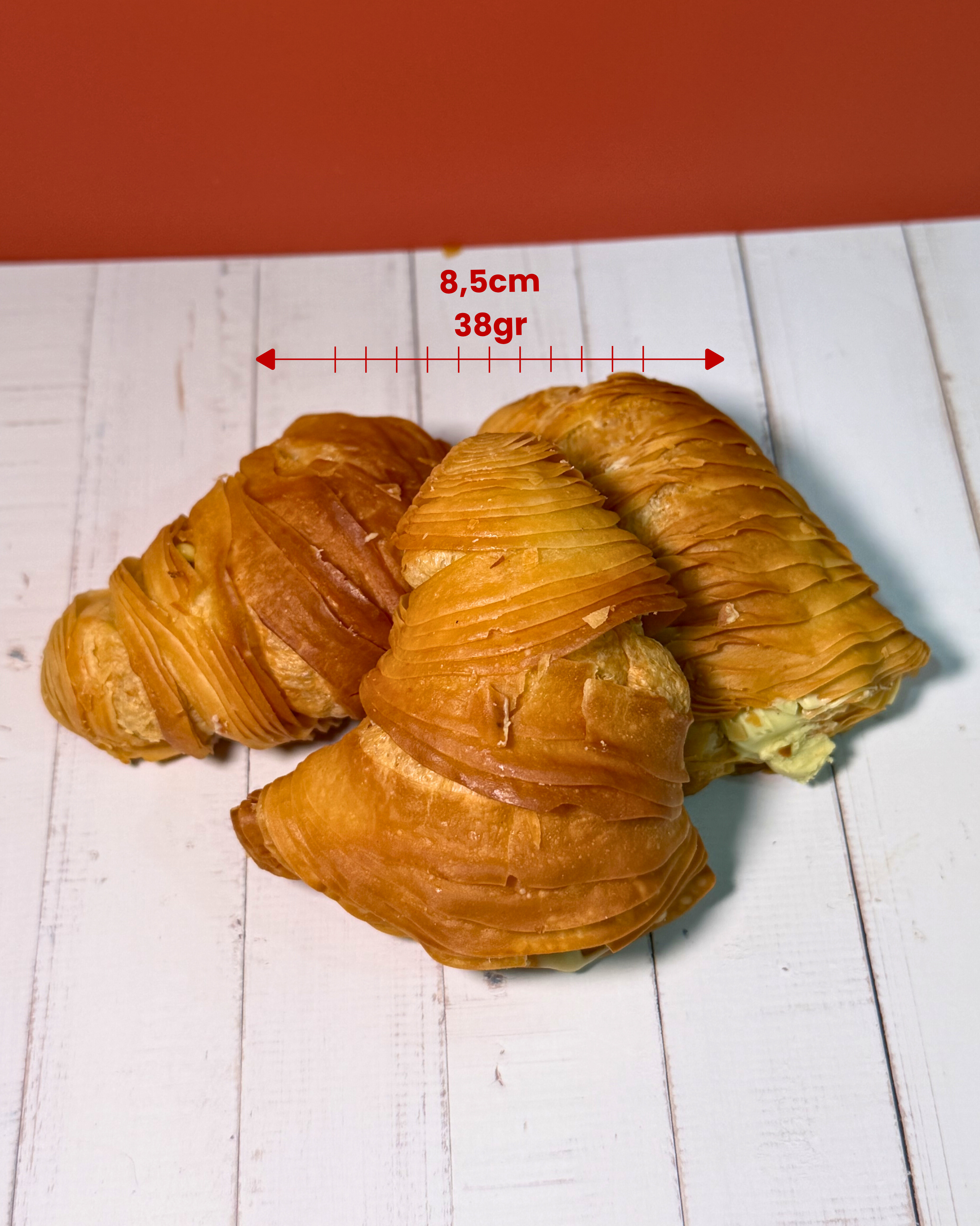 Medri Sfogliatella de Pistacho pastry showing golden, layered shell filled with pistachio cream on a white plate.