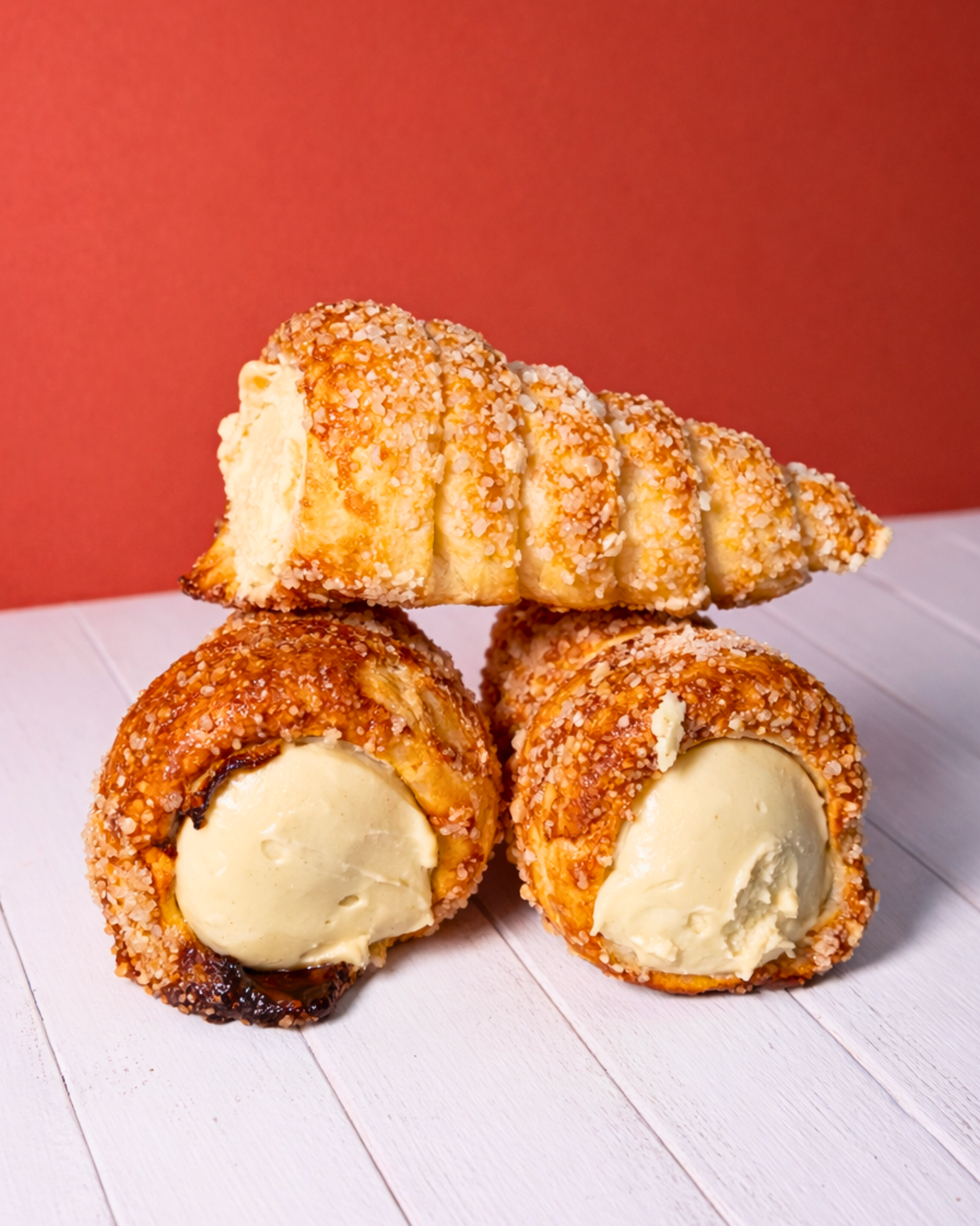 Cannolino Sfoglia Tiramisú by Medri, crisp pastry layers with creamy tiramisú filling, shown in a close-up image.