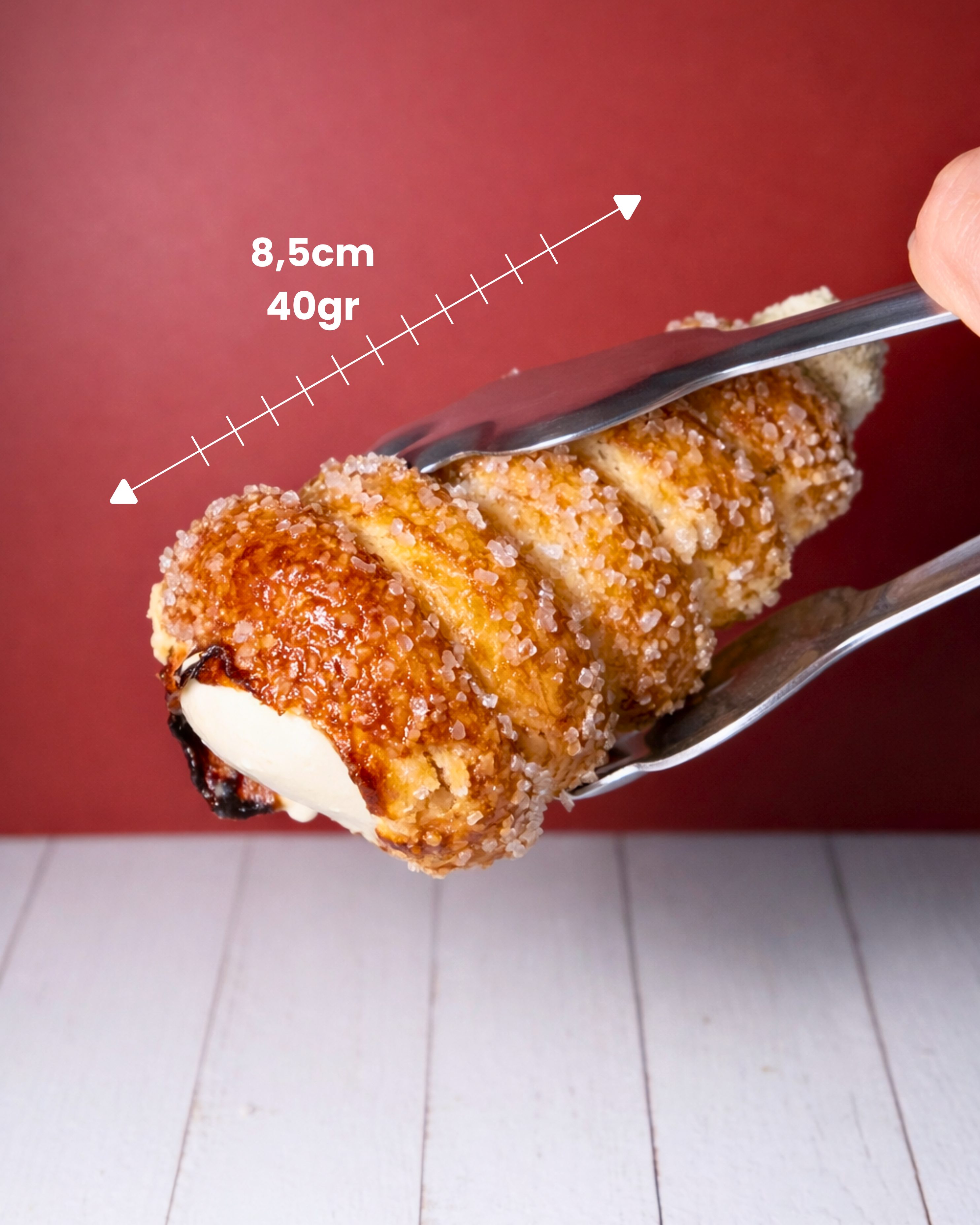 Medri Cannolino Sfoglia Tiramisú, layered pastry with coffee-flavored filling and dusting of cocoa powder, ready to serve.