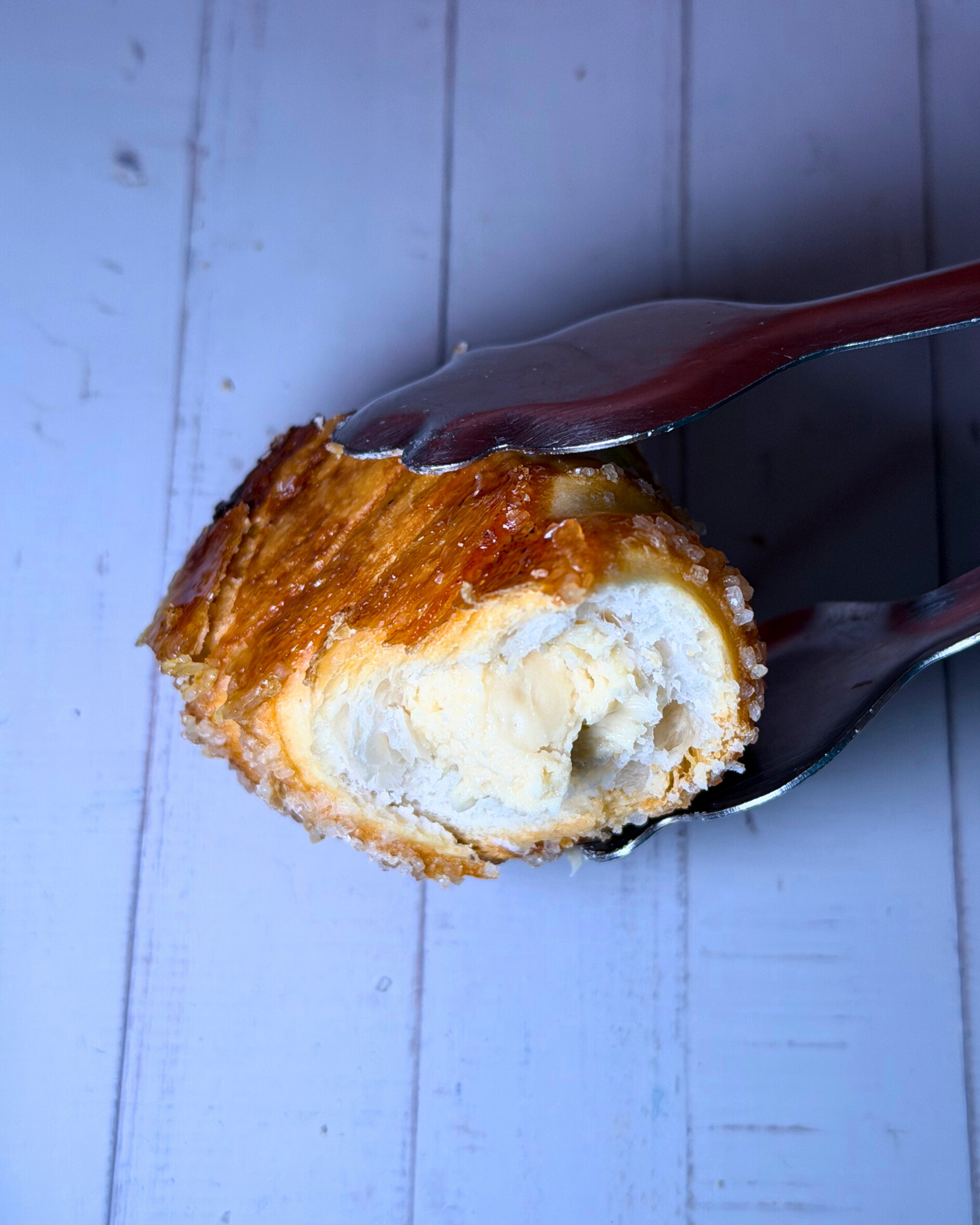 Cannolino Sfoglia Tiramisú by Medri, showcasing delicate layered pastry filled with creamy tiramisú, topped with cocoa powder.