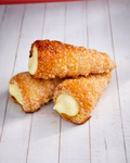 Medri Cannolino Sfoglia Limón with lemon-flavored pastry, featuring a flaky, golden crust and lemon filling in a delicate pastry shell.