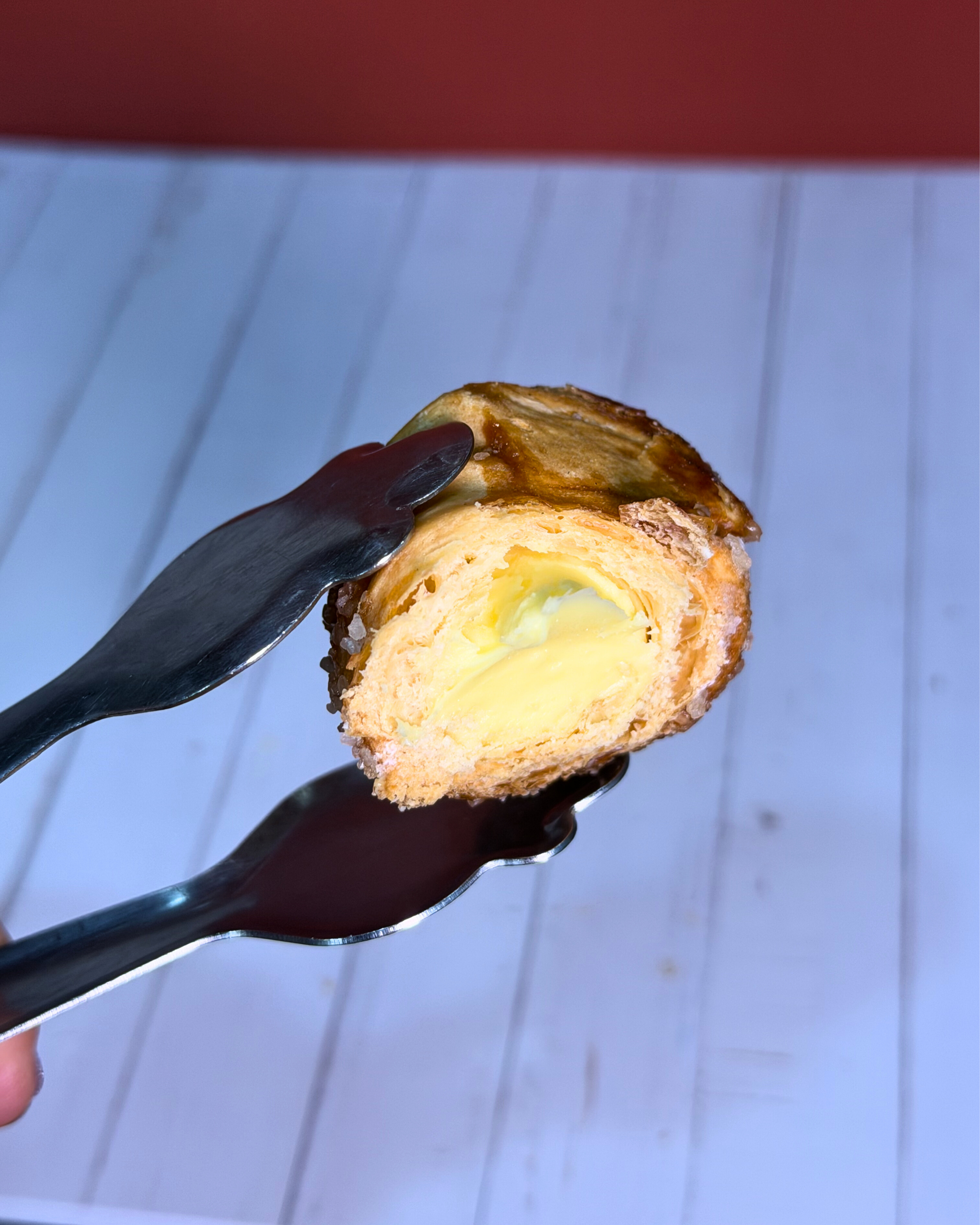 Medri Cannolino Sfoglia Limón, a delicate lemon-flavored pastry with flaky pastry layers and citrus filling, shown on a white plate.