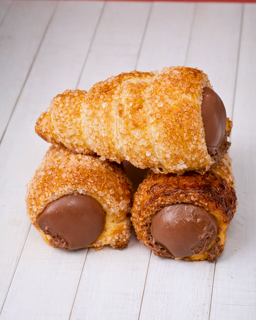 Cannolino Sfoglia Chocolate by Medri, a delicate pastry with chocolate filling and flaky puff pastry exterior.