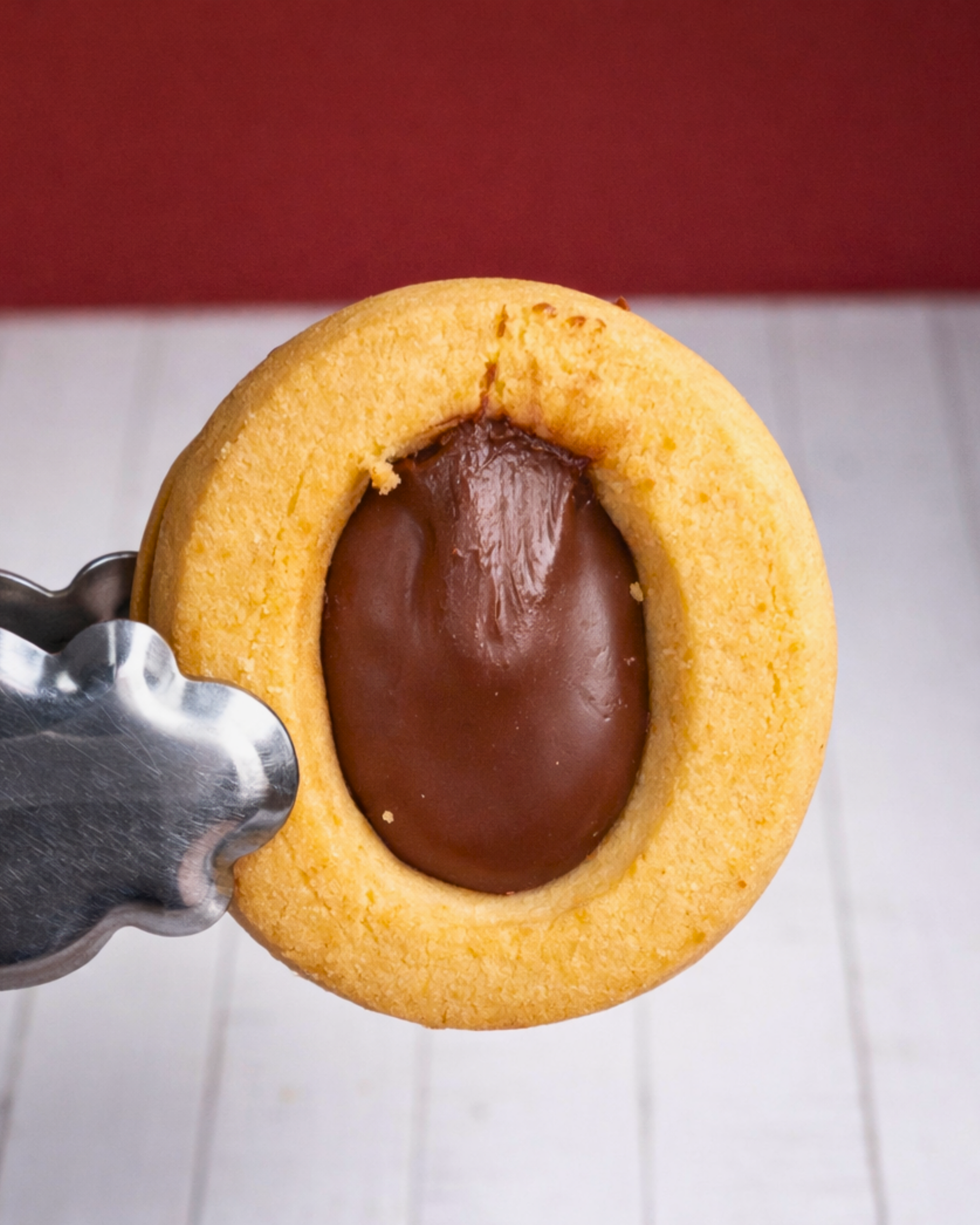 Medri Occhi di Bue Nocciola cookies on a plate, showcasing their golden-brown almond-filled almond-shaped biscuits.