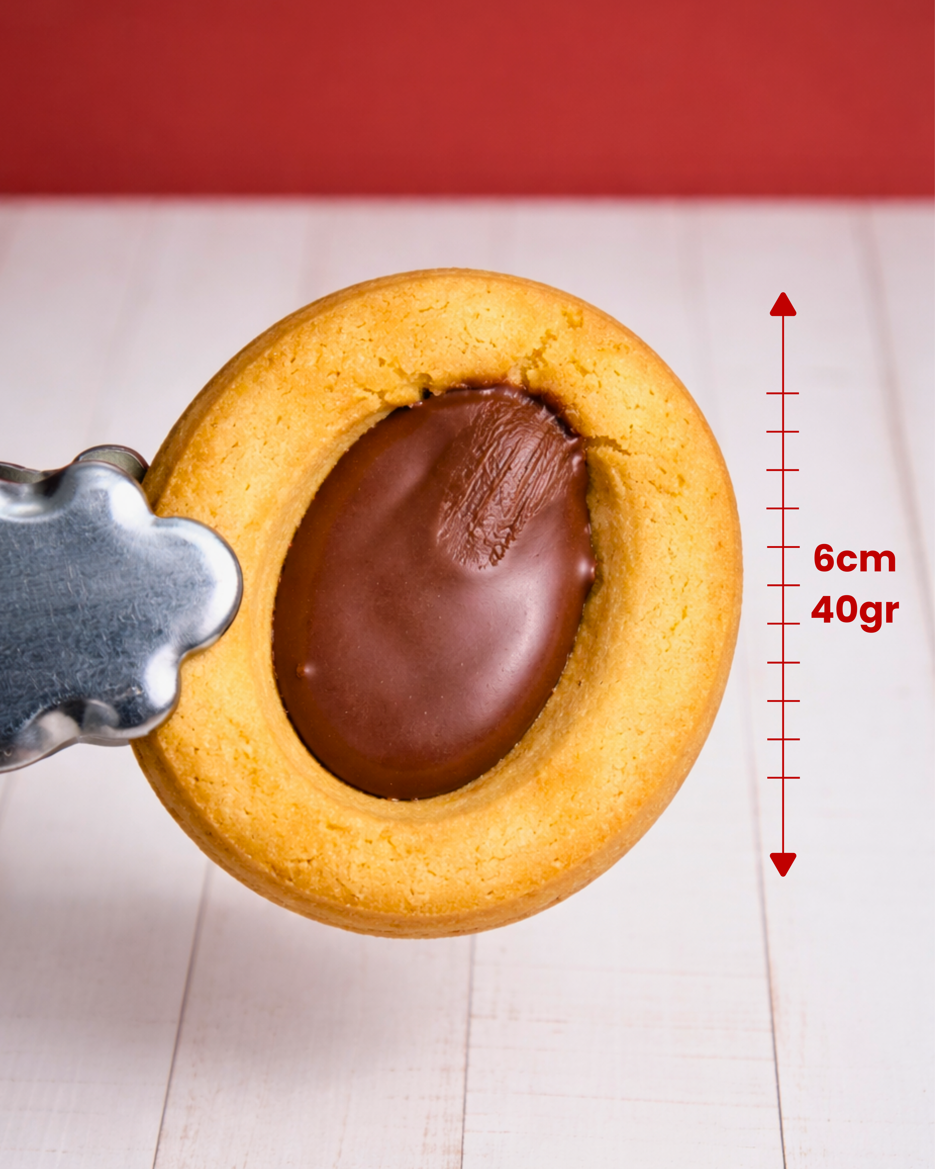 Close-up of Medri Occhi di Bue Nocciola almond-shaped cookies with hazelnut filling, showcasing their golden-brown exterior.