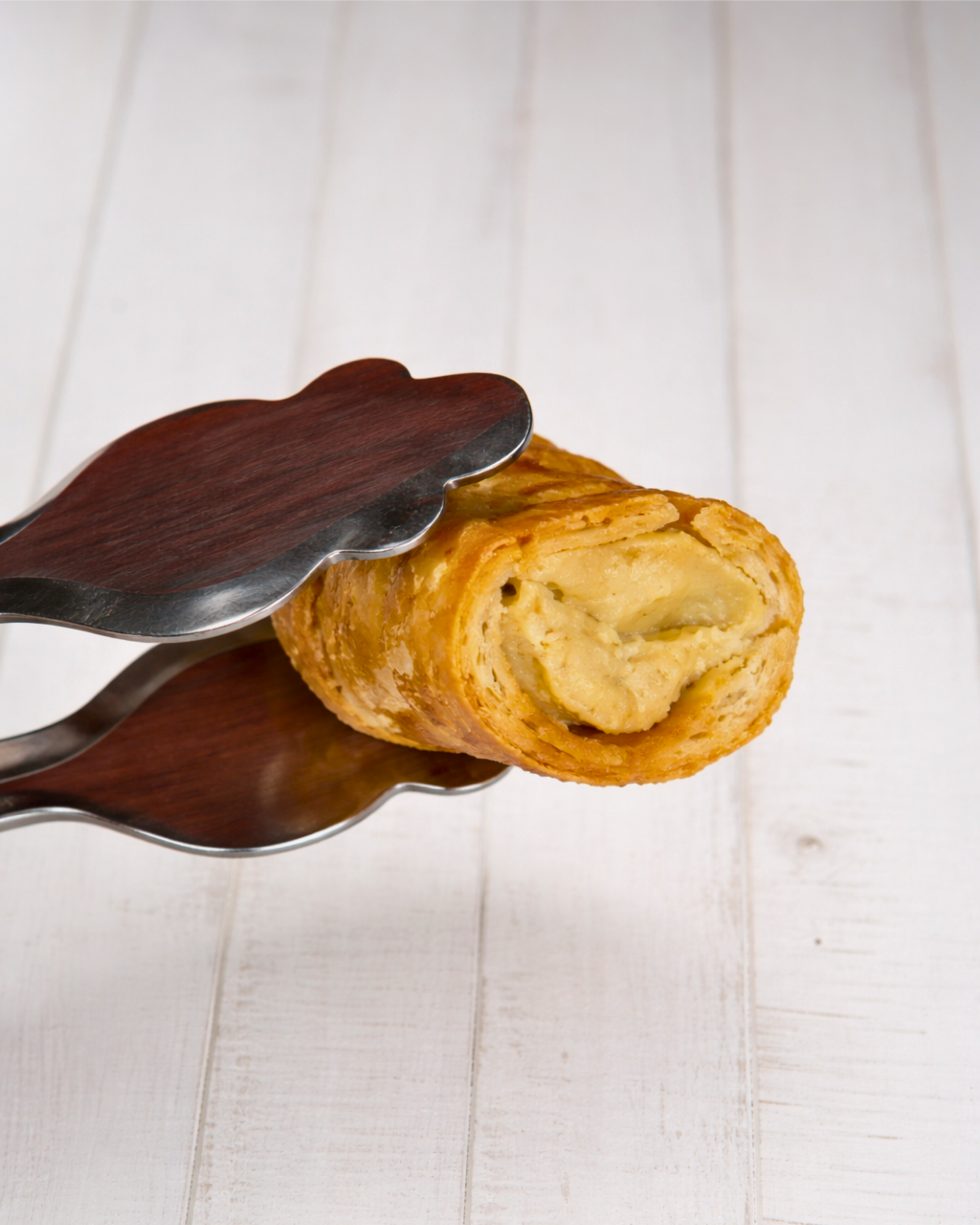 Cannolino Siciliano Pistacho by Medri showing a close-up of the pistachio-flavored Italian cannoli with creamy filling and crispy shell.