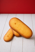 Medri vanilla Lengua de Gato cookies on a plate, showing golden-brown, crispy texture with vanilla flavor.