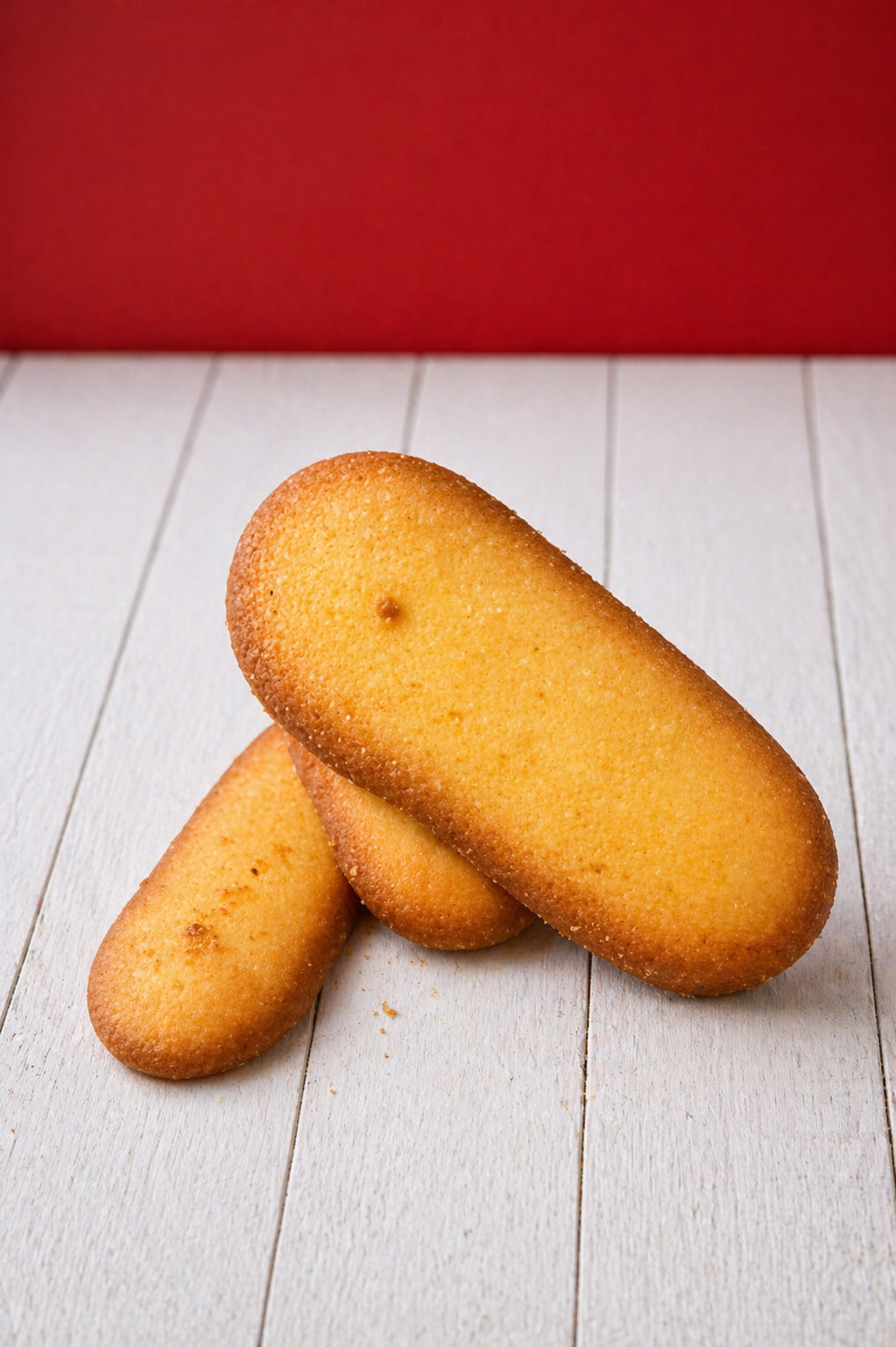 Medri vanilla Lengua de Gato cookies on a plate, showing golden-brown, crispy texture with vanilla flavor.
