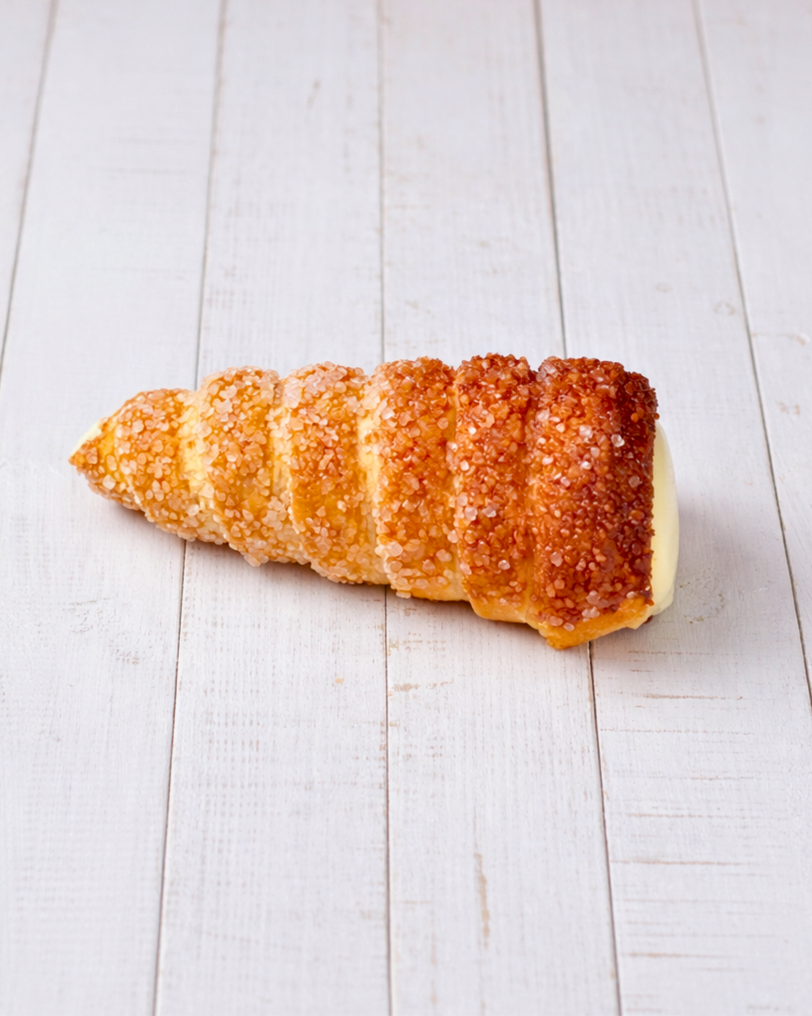 Medri Cannolino Sfoglia Limón, a pastry with lemon-flavored dough, displayed in a close-up image showing its textured surface.