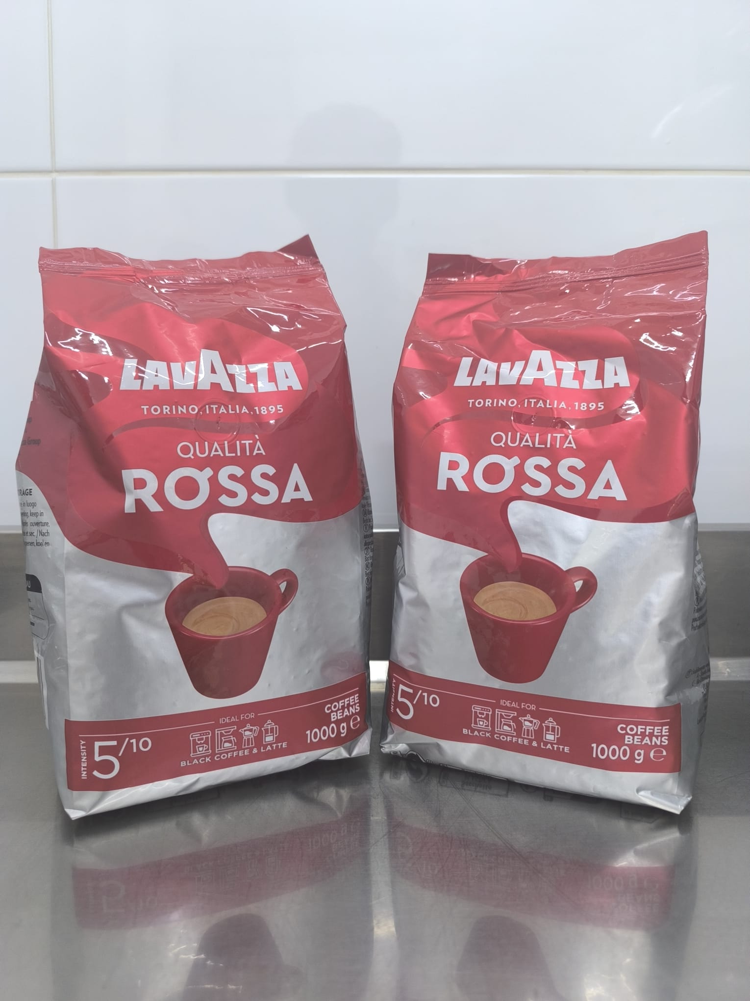 Whole Medri Tiramisu Cafe Lavazza coffee beans in a 1 kg bag, showcasing fresh, roasted coffee grains for brewing.